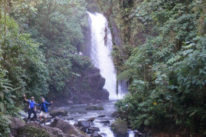 Resa till Costa Rica vattenfall
